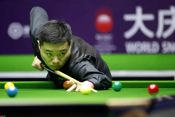 Ding Junhui China Joga Tiro Para Zhao Xintong China Sua — Fotografia de Stock