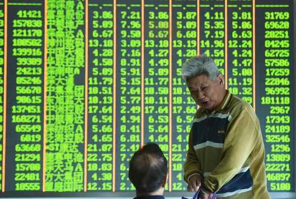 Concerned Chinese Investors Look Screen Displaying Prices Shares Red Price — Stock Photo, Image