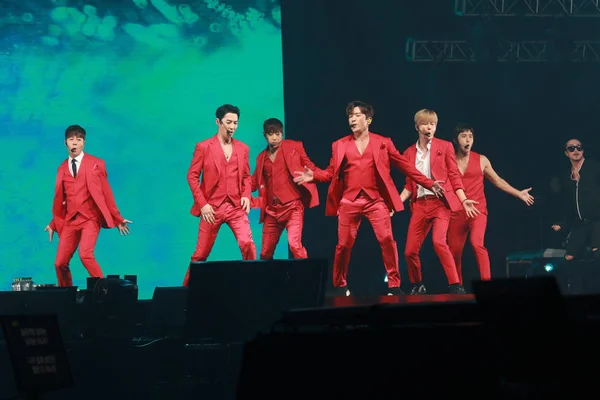 Medlemmar Sydkoreanska Pojkbandet Shinhwa Utföra Den 2018 Shinhwa 20Th Anniversary — Stockfoto