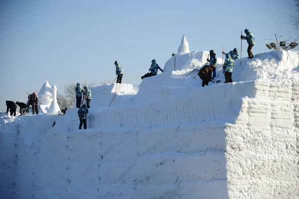 Artigiani Cinesi Lavorano Sulle Sculture Neve Fiera Della Neve Taiyangdao — Foto Stock