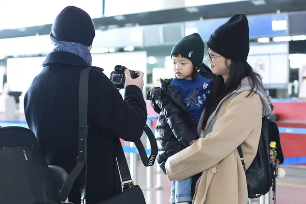 Atriz Chinesa Yao Chen Mantém Seu Filho Aeroporto Internacional Capital — Fotografia de Stock