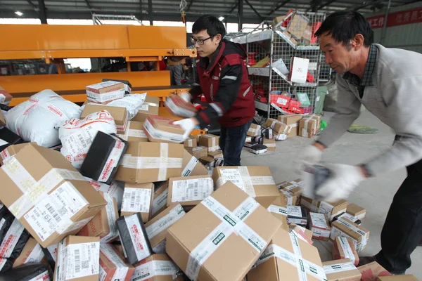 Trabajadores Chinos Amontonan Paquetes Mayoría Los Cuales Son Compras Línea — Foto de Stock