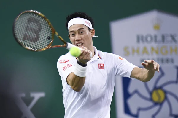 Кей Нишикори Японии Возвращает Бросок Роджеру Федереру Швейцарии Четвертьфинальном Матче — стоковое фото
