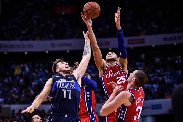 フィラデルフィア Ers のベン シモンズ トップ右 およびダラス マーベリックスのルカ Doncic Nba 中国ゲーム — ストック写真