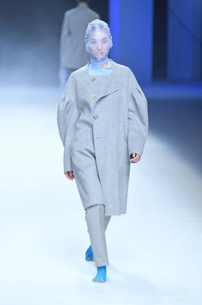 Een Model Toont Een Nieuwe Creatie Fashion Show Van Oriental — Stockfoto
