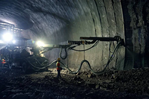 Chinese Arbeiders Werken Een Mortier Spuitmachine Concret Giet Tunnel Van — Stockfoto