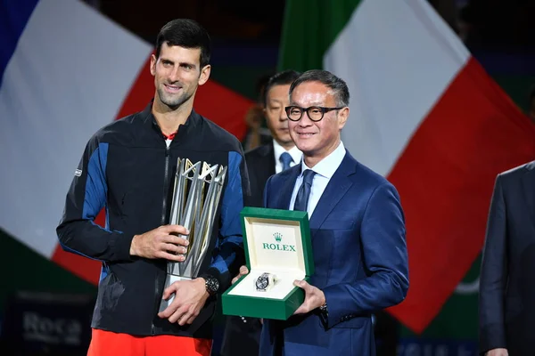 Novak Djokovic Sérvia Esquerda Segurando Seu Troféu Campeão Premiado Depois — Fotografia de Stock