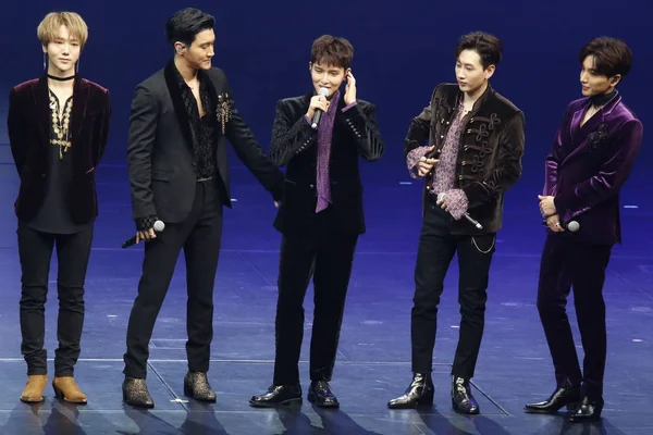 Členové Skupiny Jihokorejské Chlapce Super Junior Zúčastnili Přehlídkou Jejich Nové — Stock fotografie