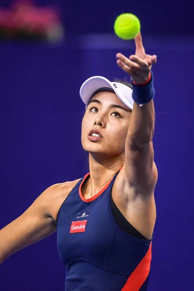 Wang Qiang Della Cina Serve Contro Daria Kasatkina Della Russia — Foto Stock