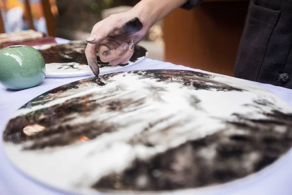 Jovem Chinês Usa Dedos Para Pintar Durante Uma Conferência Cidade — Fotografia de Stock