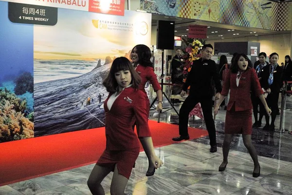 Stewardessen Dansen Tijdens Ceremonie Ter Inhuldigen Sar Eerste Directe Vlucht — Stockfoto