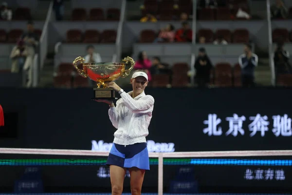 デンマークのキャロラインウォズニアッキは 2018 中国オープン 2018 テニスのトーナメント中に女子シングルス決勝戦でラトビアの Anastasija Sevastova を倒した後彼女のチャンピオン トロフィーとポーズします — ストック写真