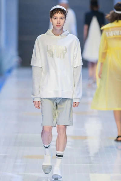 Model Wyświetla Nowe Stworzenie Pokaz Mody Lafuma Podczas 2019 Shanghai — Zdjęcie stockowe