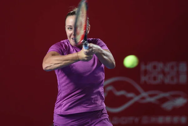 スロバキアのクリスティーナ Kucova ラトビアのエレナ オスタペンコへショットを返します 女子シングルスの彼らの最初のラウンドの試合で Wta 香港テニス オープンで 2018 年香港 — ストック写真