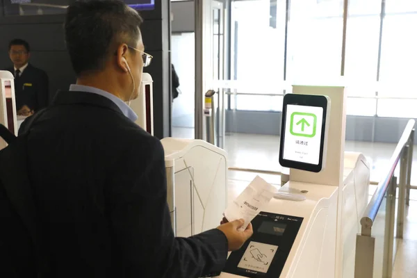 Passenger Scans His Boarding Pass Self Service Boarding Machine Equipped — Stock Photo, Image
