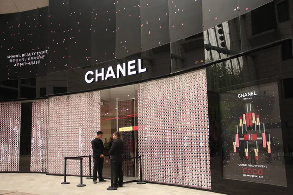 Funcionários Chineses São Vistos Frente Uma Boutique Chanel Xangai China — Fotografia de Stock