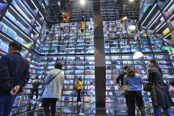 Los Clientes Leen Libros Librería Zhongshuge Inspirados Por Los Residentes —  Fotos de Stock