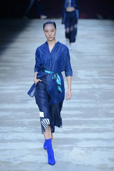 モデルは 2018 中国の北京で中国ロンドンファッションウィークの春 2019年中陳温家宝テンセルのファッションショーで新しい創造を表示します — ストック写真