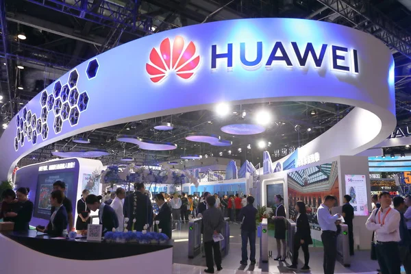 Pessoas Visitam Estande Huawei Durante Uma Exposição Pequim China Setembro — Fotografia de Stock