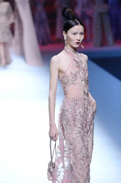 Bir Modeli Yeni Bir Yaratım Queen Xie Jiaqi Tarafından Moda — Stok fotoğraf