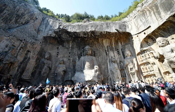 Multidões Turistas Chineses Visitam Grutas Longmen Grutas Dragon Gate Grutas — Fotografia de Stock