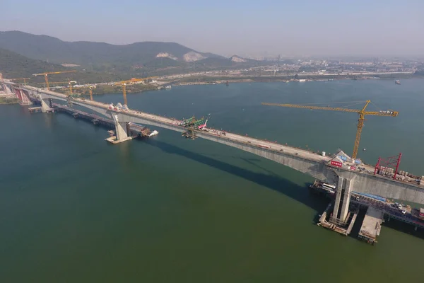 2018年10月12日 武漢市高速鉄道の漢江川橋の2つの区間が 中国中部の湖北省西陽市に加わっている — ストック写真