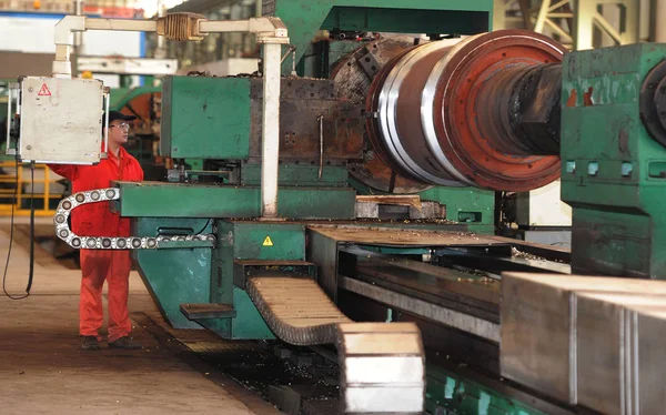 Een Chinese Werknemer Verwerkt Stalen Roller Een Fabriek Dalian Stad — Stockfoto