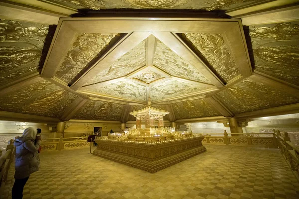 Belső Kilátás Buddhizmus Pure Copper Palace Egy Fekvő Buddha Benne — Stock Fotó