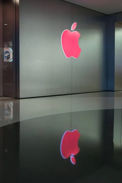 Logo Společnosti Apple Inc Osvětlena Červeným Světlem Označení Světový Den — Stock fotografie