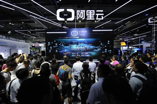 Люди Посещают Стенд Alibaba Cloud Aliyun Com Онлайн Облачной Вычислительной — стоковое фото