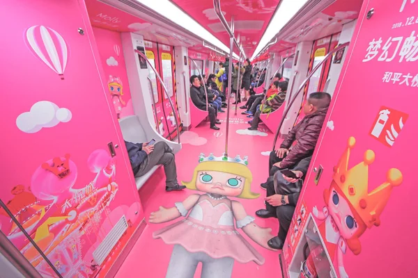 Passagiers Nemen Een Metro Versierd Met Molly Fantasy Advertenties Tianjin — Stockfoto