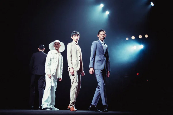 Modelli Presentano Nuove Creazioni Alla Sfilata City Durante Shanghai Fashion — Foto Stock