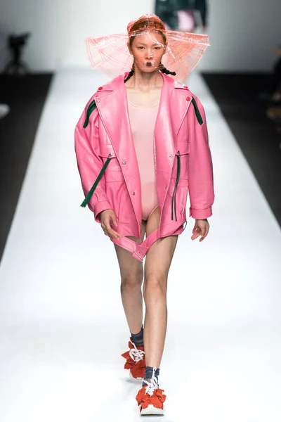 Modell Visar Skapelse Modevisning Minnanhui Den Shanghai Fashion Week Vår — Stockfoto