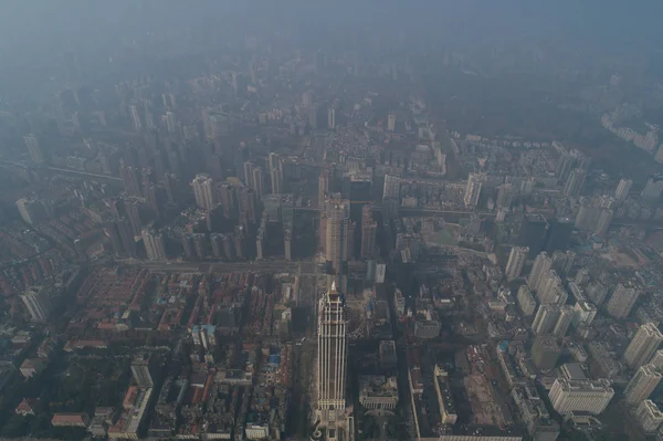 Una Vista Aérea Los Rascacielos Envueltos Por Niebla Pesada Ciudad —  Fotos de Stock