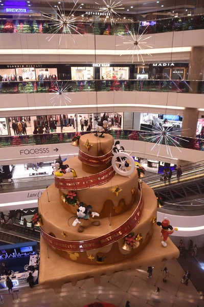 2018年11月29日 中国香港一家购物中心安装一块巨大的米老鼠装饰蛋糕 庆祝米老鼠90周年 — 图库照片