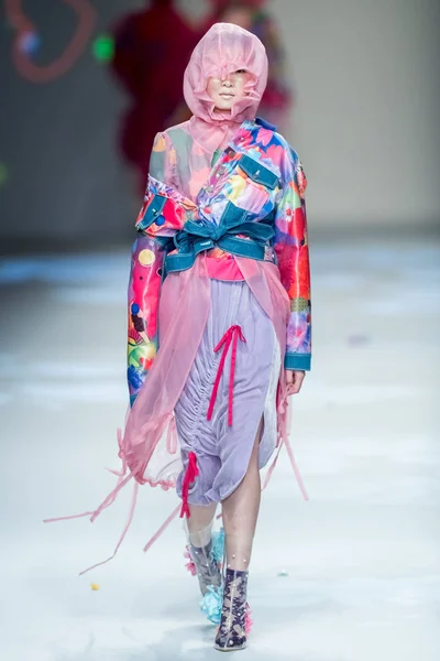 Modell Visar Skapelse Modevisning Leaf Xia Den Shanghai Fashion Week — Stockfoto