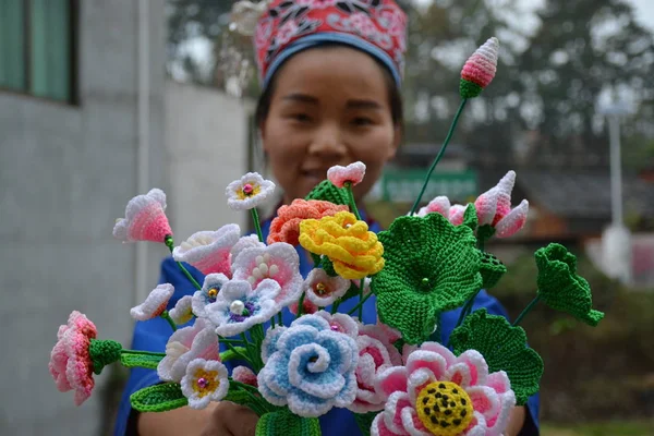 Китаянка Синхэ Этнической Группы Мяо Показывает Одежду Мяо Вышитую Деревне — стоковое фото