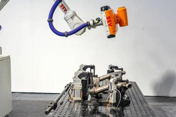 Abb Standında Sergilenen Bir Robot Kol Çin Uluslararası Sanayi Fuarı — Stok fotoğraf