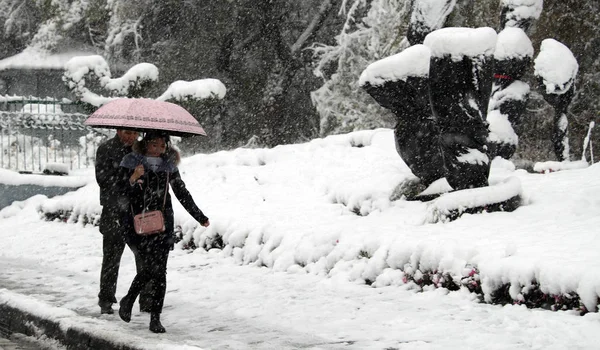 Voetgangers Lopen Sneeuw Urumqi City Noordwest China Xinjiang Uygur Autonome — Stockfoto