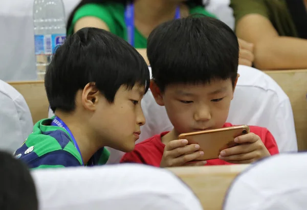 Alunos Jogam Videogames Smartphones Uma Cerimônia Abertura Competição Cidade Zhengzhou — Fotografia de Stock