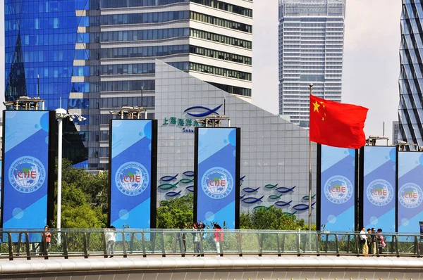 中国国際輸入博覧会 Ciie の看板は 2018 上海の浦東の陸家嘴金融地区に東方明珠テレビ塔前で見られています — ストック写真