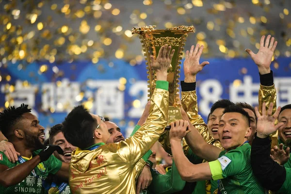 Spelers Van Peking Sinobo Guoan Houden Trofee Vieren Het Winnen — Stockfoto