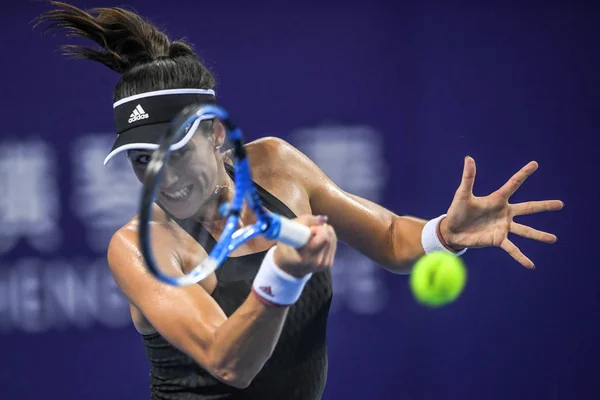 Garbine Muguruza Aus Spanien Gibt Anastasija Sevastova Aus Lettland Ihrem — Stockfoto