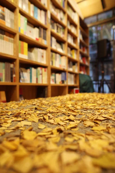 Клиенты Читают Книги Книжном Магазине Украшенном Листьями Гинкго Попытке Принести — стоковое фото