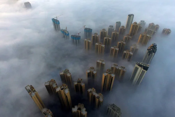 Stadsgezicht Van Hoogbouw Wolkenkrabbers Gehuld Zee Van Wolken Wuhan Stad — Stockfoto