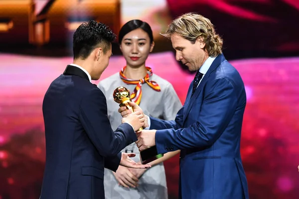 Kinesisk Fotbollsspelare Lei Shanghai Sipg Tar Emot Pokalen För Csl — Stockfoto
