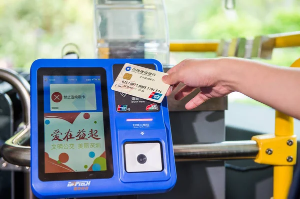 乗客は 中国南部の広東省深セン市のバスで中国ユニオンペイがサポートする彼の銀行カードをスワイプします 2018年9月18日 — ストック写真