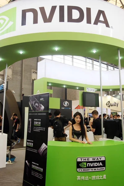 2013年7月25日在中国上海举行的第十一届中国数字娱乐博览会暨会议上参观 Nvidia 被称为 2013年中国欢乐 — 图库照片