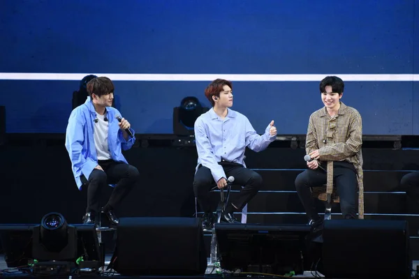 Mitglieder Der Südkoreanischen Boygroup Infinite Interagieren Mit Fans Während Ihres — Stockfoto
