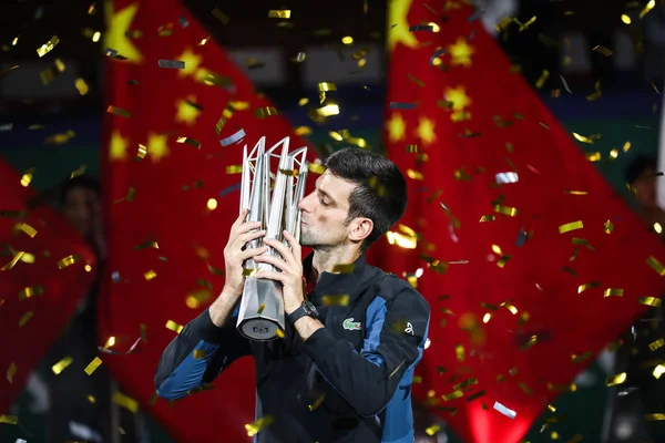 Novak Djokovic Serbia Besa Trofeo Campeón Después Derrotar Borna Coric — Foto de Stock